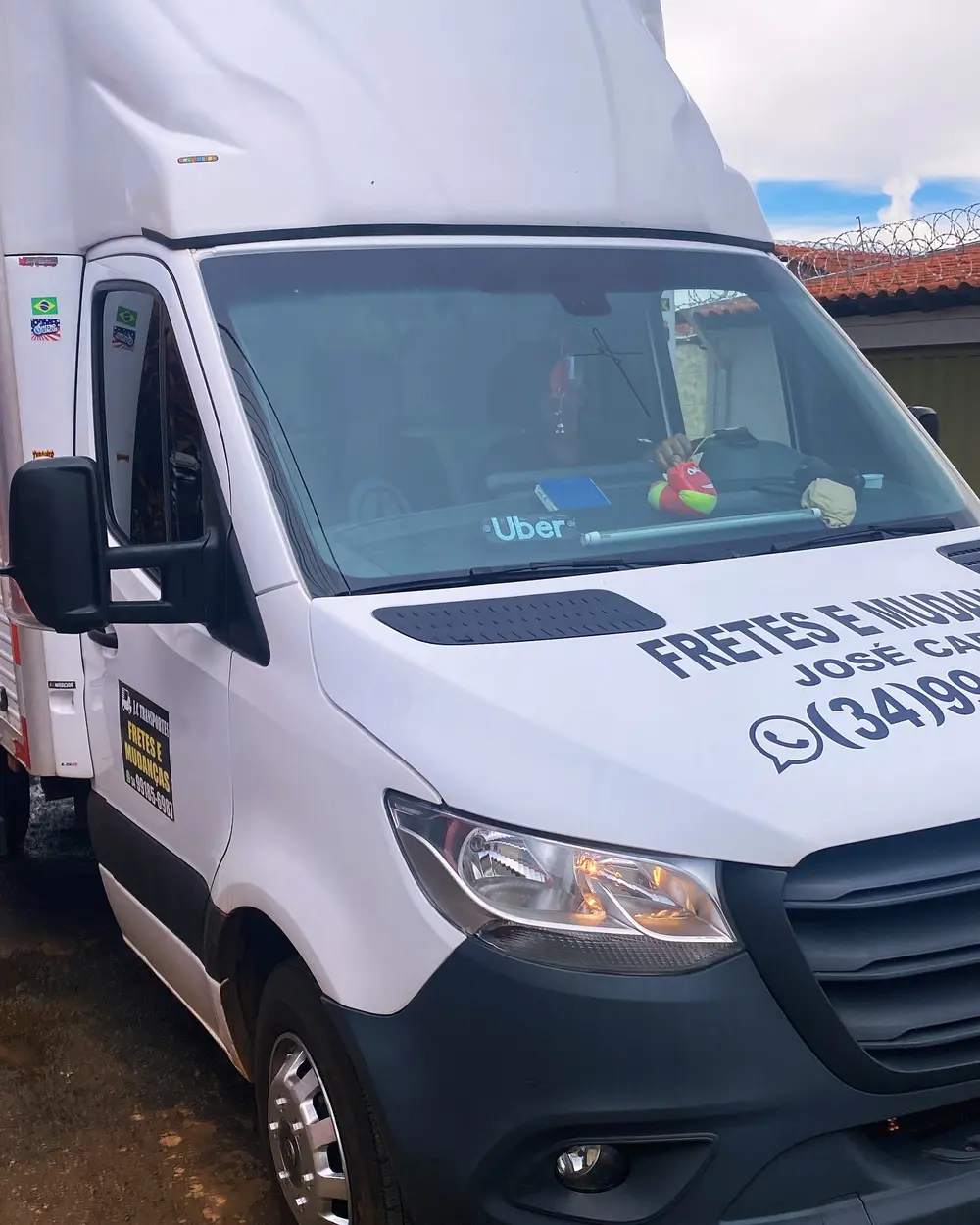 Caminhão-baú da J.C Transportes visto de frente
